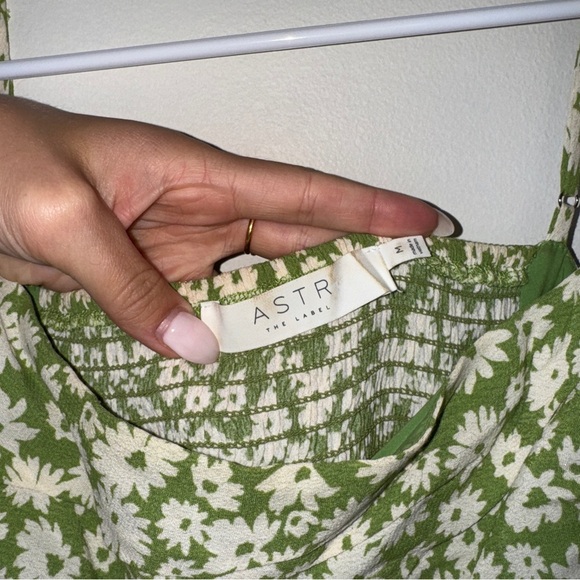 ASTR the Label Green and Taupe Ditsy Square Neck Ruched
Dress Size Medium - Picture 5 of 9